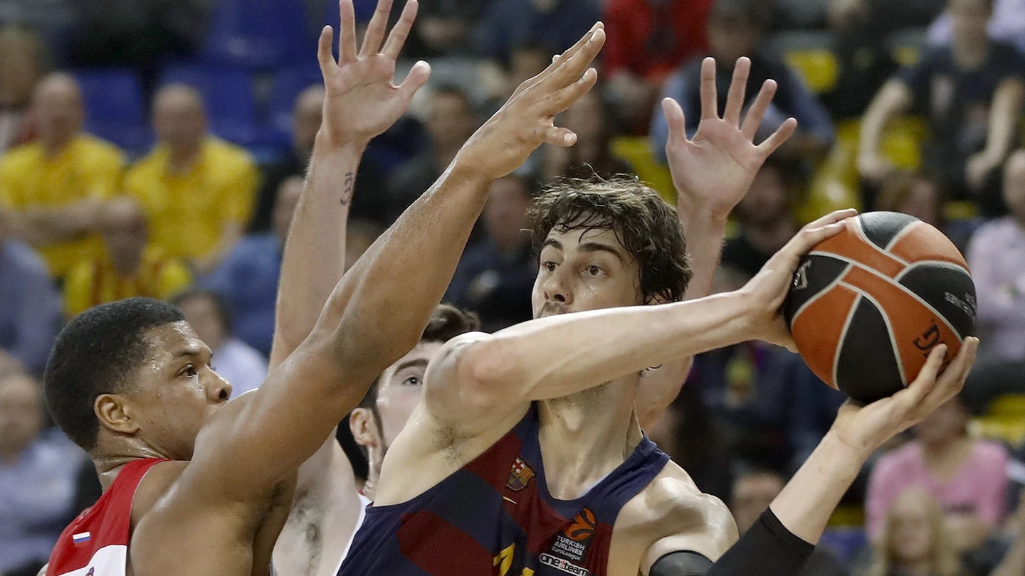 Tomic intenta pasar la bola frente a la presión de jugador del CSKA Tomic intenta pasar la bola frente a la presión de jugador del CSKA