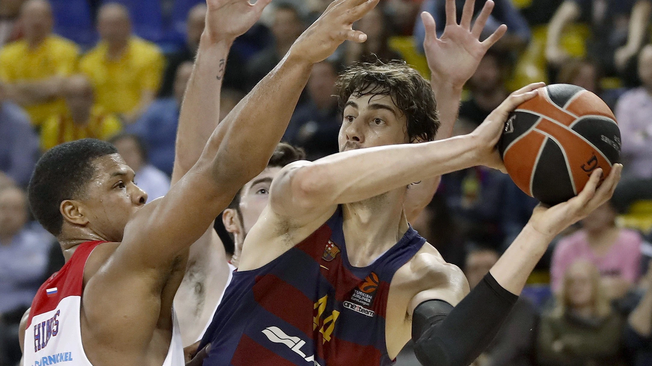 Tomic intenta pasar la bola frente a la presión de jugador del CSKA