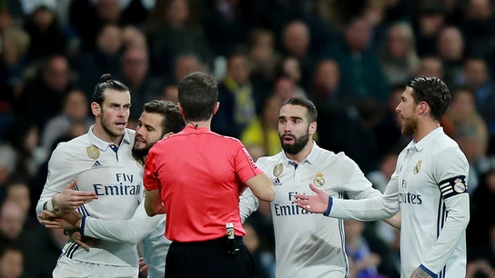 Los jugadores del Madrid protestan la roja de Bale a Fernández Borbalán