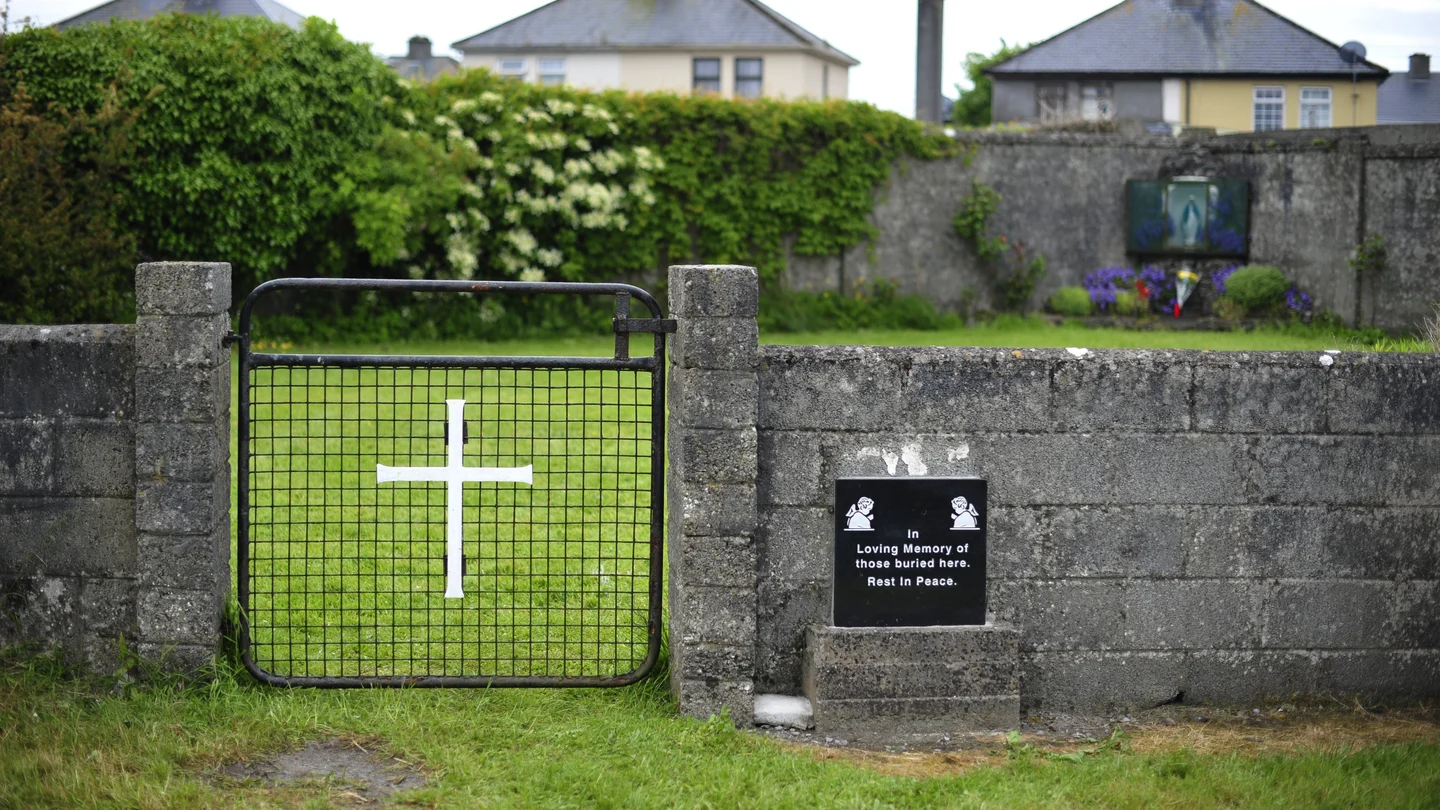Entrada de una tumba masiva en el Mother and Baby Home en Tuam, Irlanda Entrada de una tumba masiva en el Mother and Baby Home en Tuam, Irlanda