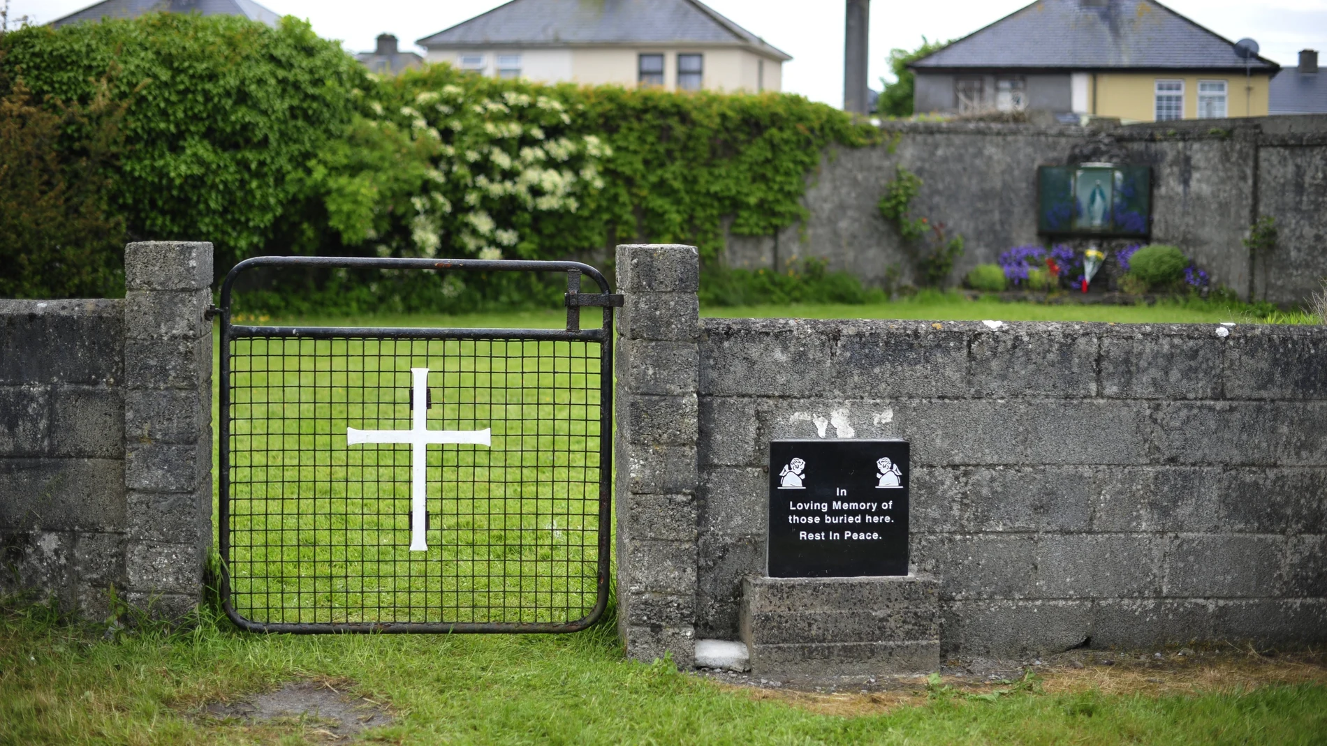 Entrada de una tumba masiva en el Mother and Baby Home en Tuam, Irlanda