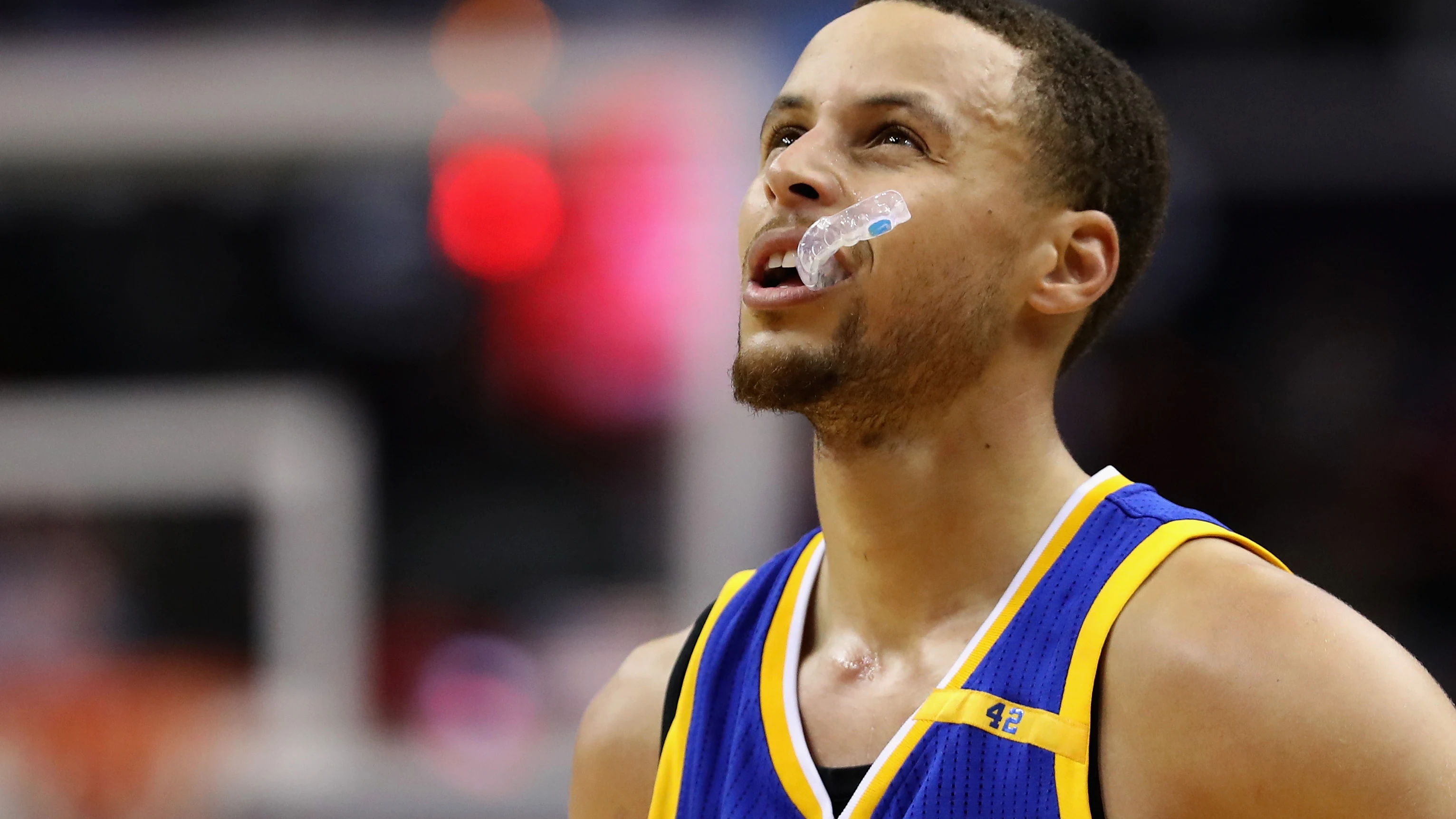 Stephen Curry se lamenta tras perder un partido con los Warriors