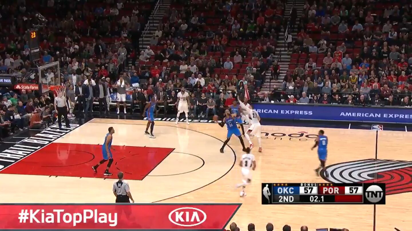 Taj Gibson lanzando desde su cancha