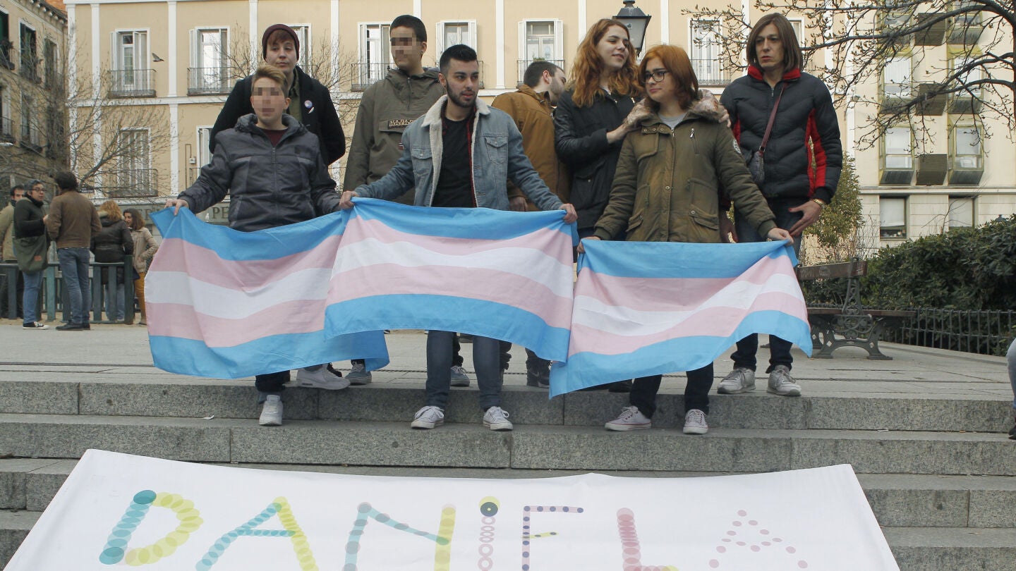  Unas de 200 personas se han concentrado en la madrile&ntilde;a plaza de Chueca para reivindicar "el derecho a ser de las personas transexuales" 