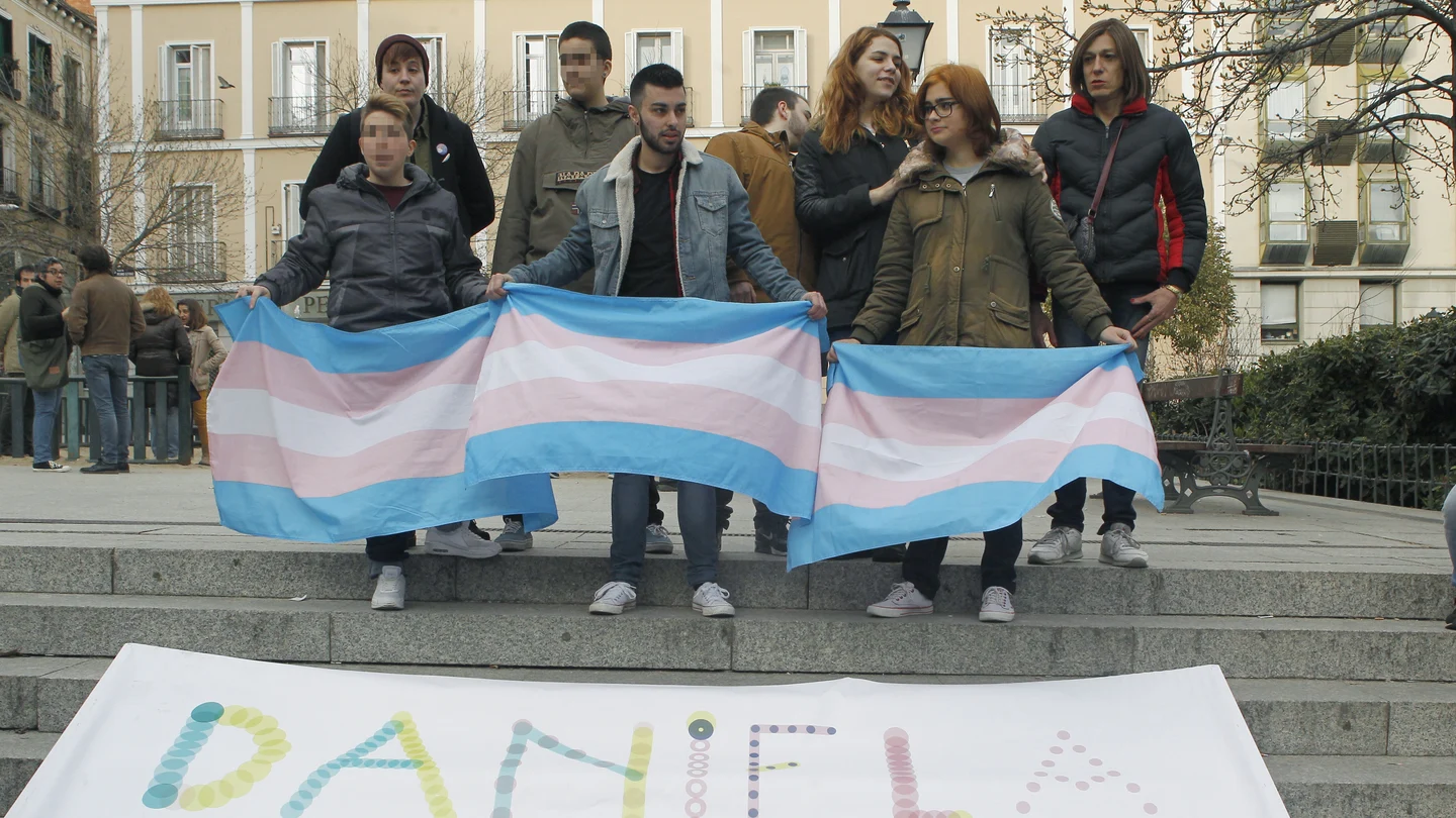 Unas de 200 personas se han concentrado en la madrileña plaza de Chueca para reivindicar "el derecho a ser de las personas transexuales" Unas de 200 personas se han concentrado en la madrileña plaza de Chueca para reivindicar "el derecho a ser de las personas transexuales"