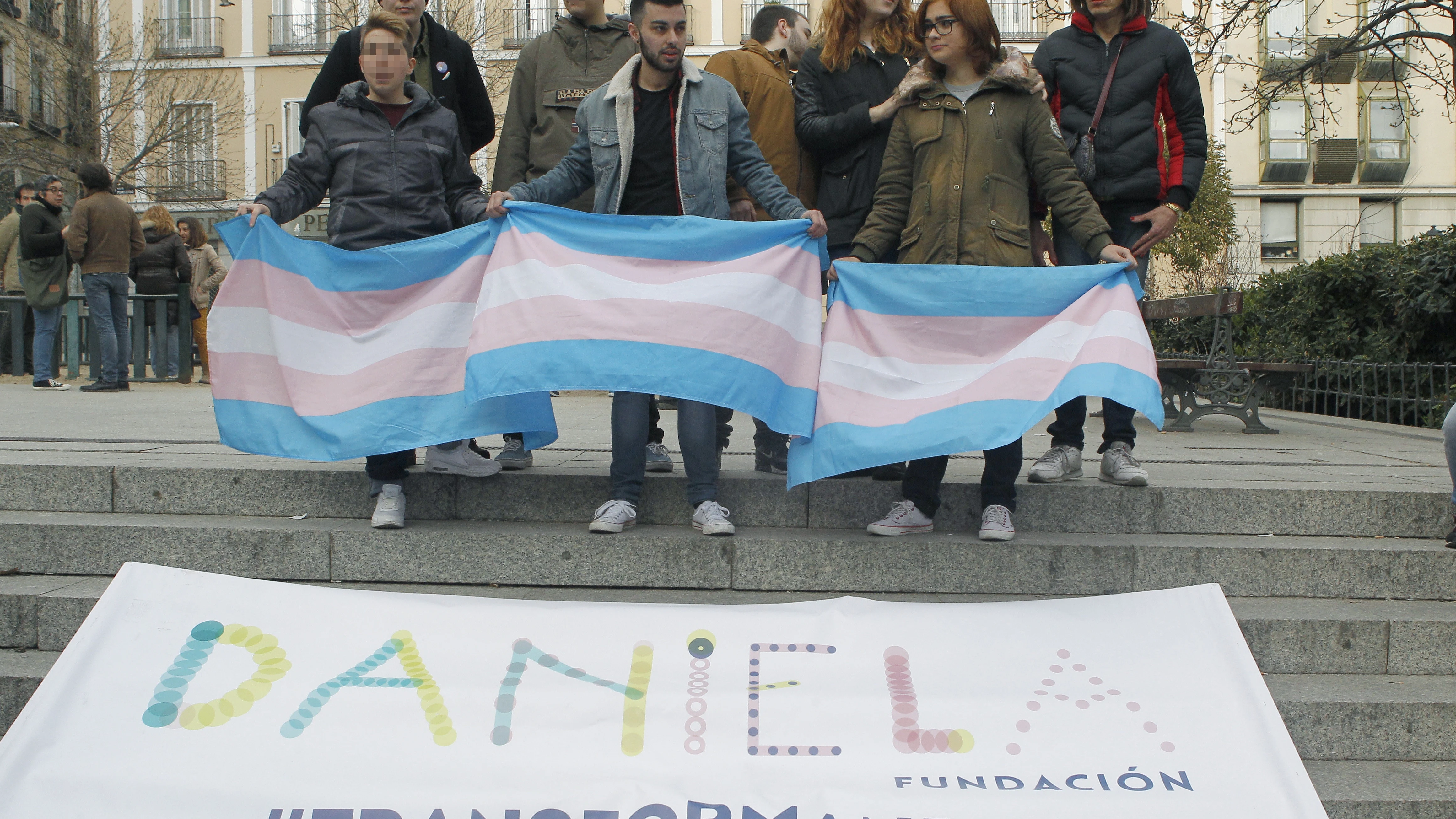  Unas de 200 personas se han concentrado en la madrileña plaza de Chueca para reivindicar "el derecho a ser de las personas transexuales" 