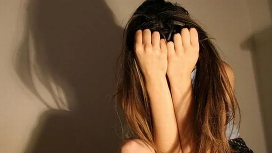 Una joven tapándose la cara Una joven tapándose la cara