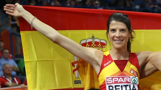 Ruth Beitia posando con la bandera de España Ruth Beitia posando con la bandera de España