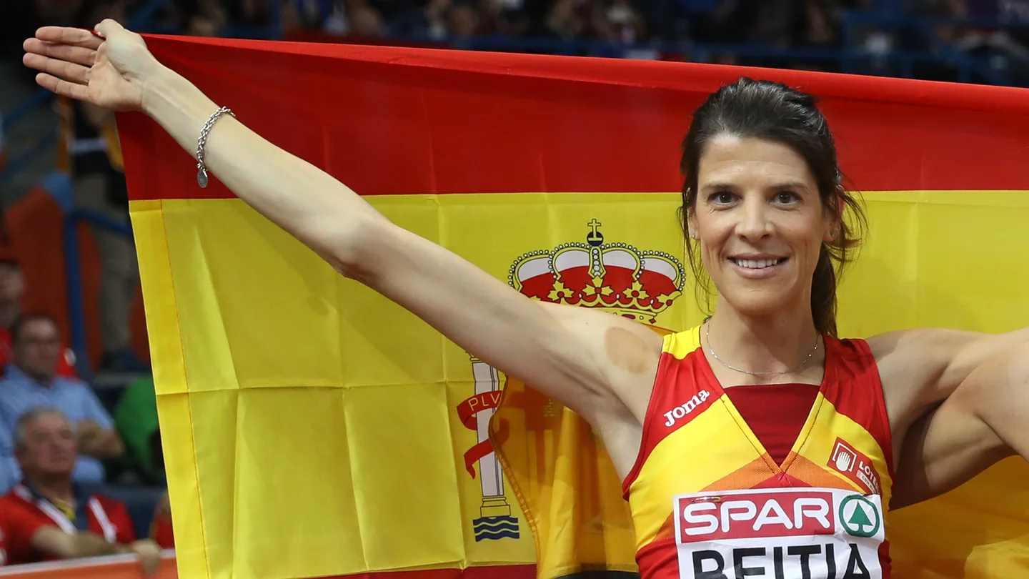 Ruth Beitia posando con la bandera de España Ruth Beitia posando con la bandera de España