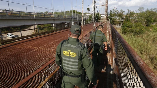 Agentes de la Patrulla de Fronteras de EEUU por la orilla del Río Grande Un par de agentes de la Patrulla de Fronteras de EEUU patrullan por la orilla del Río Grande