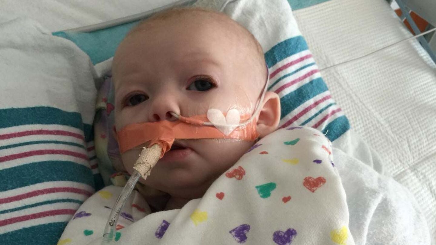 Un padre intenta concienciar de la importancia de la higiene subiendo las fotos de su beb&eacute; contagiado por &eacute;l de meningitis 