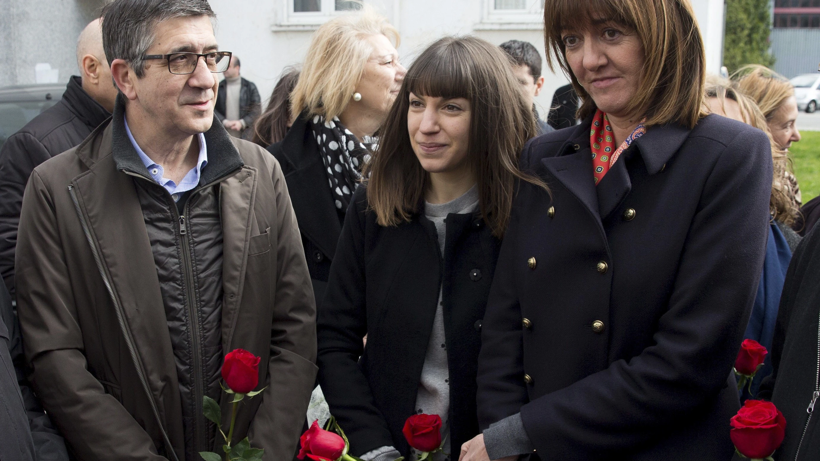 Idoia Mendia, Patxi López y la hija de Isaias Carrasco, Sandra, antes de presidir la ofrenda 