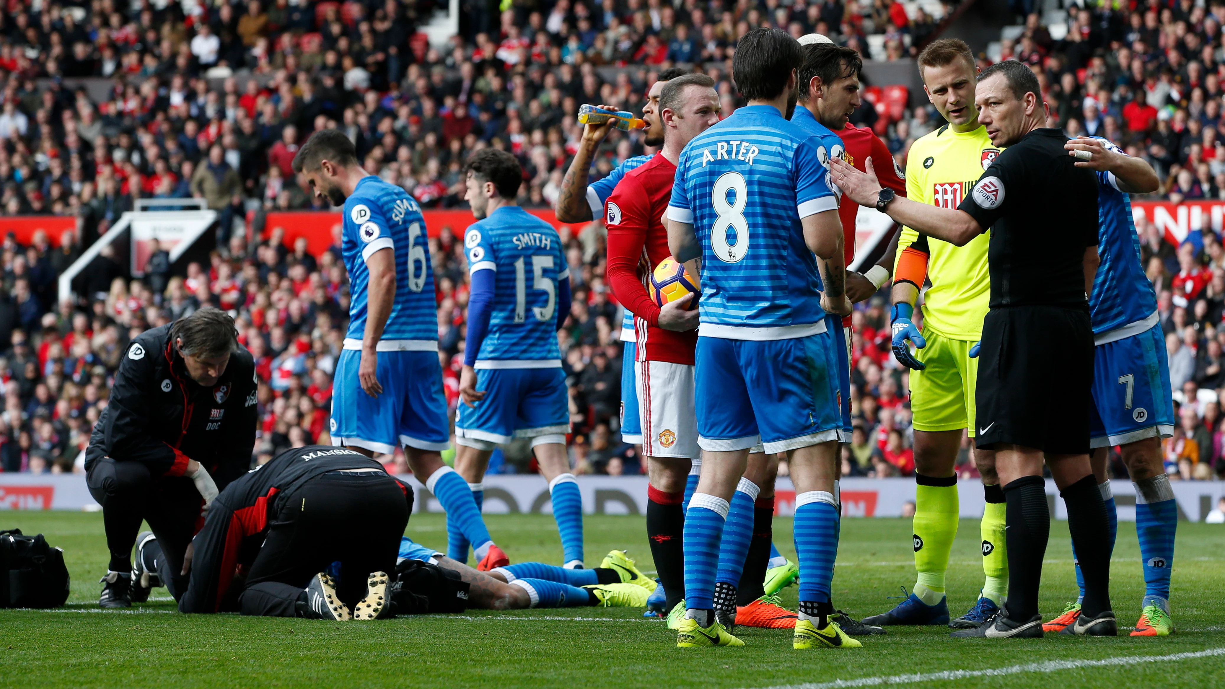 Mings, atendido tras el codazo de Ibrahimovic Mings, atendido tras el codazo de Ibrahimovic
