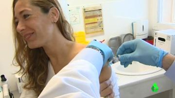 Vacunación a una mujer