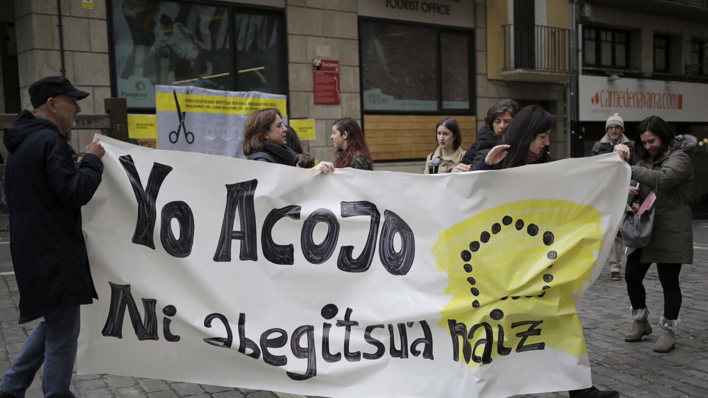 Integrantes de Amnist&iacute;a Internacional durante la celebraci&oacute;n hoy en la Plaza del Ayuntamiento de Pamplona de un acto simb&oacute;lico de "inauguraci&oacute;n" de la capital navarra como "Ciudad de acogida" de refugiados