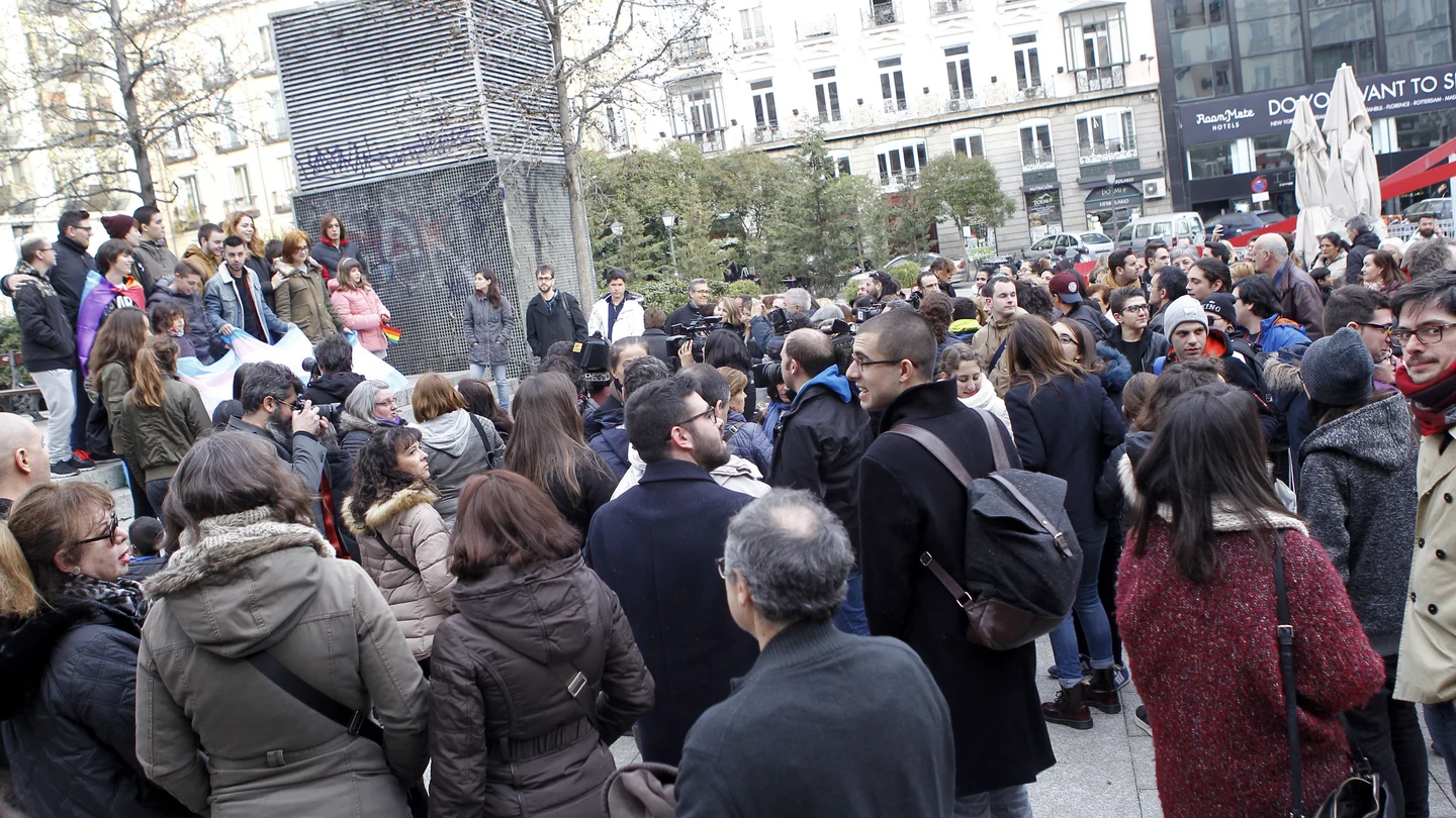 Unas de 200 personas, convocadas por la Fundación Daniela, se han concentrado hoy en la madrileña plaza de Chueca para reivindicar "el derecho a ser de las personas transexuales" y expresar su rechazo a la campaña "transfóbica" impulsada por la plataforma HazteOir Unas de 200 personas, convocadas por la Fundación Daniela, se han concentrado hoy en la madrileña plaza de Chueca para reivindicar "el derecho a ser de las personas transexuales" y expresar su rechazo a la campaña "transfóbica" impulsada por la plataforma HazteOir