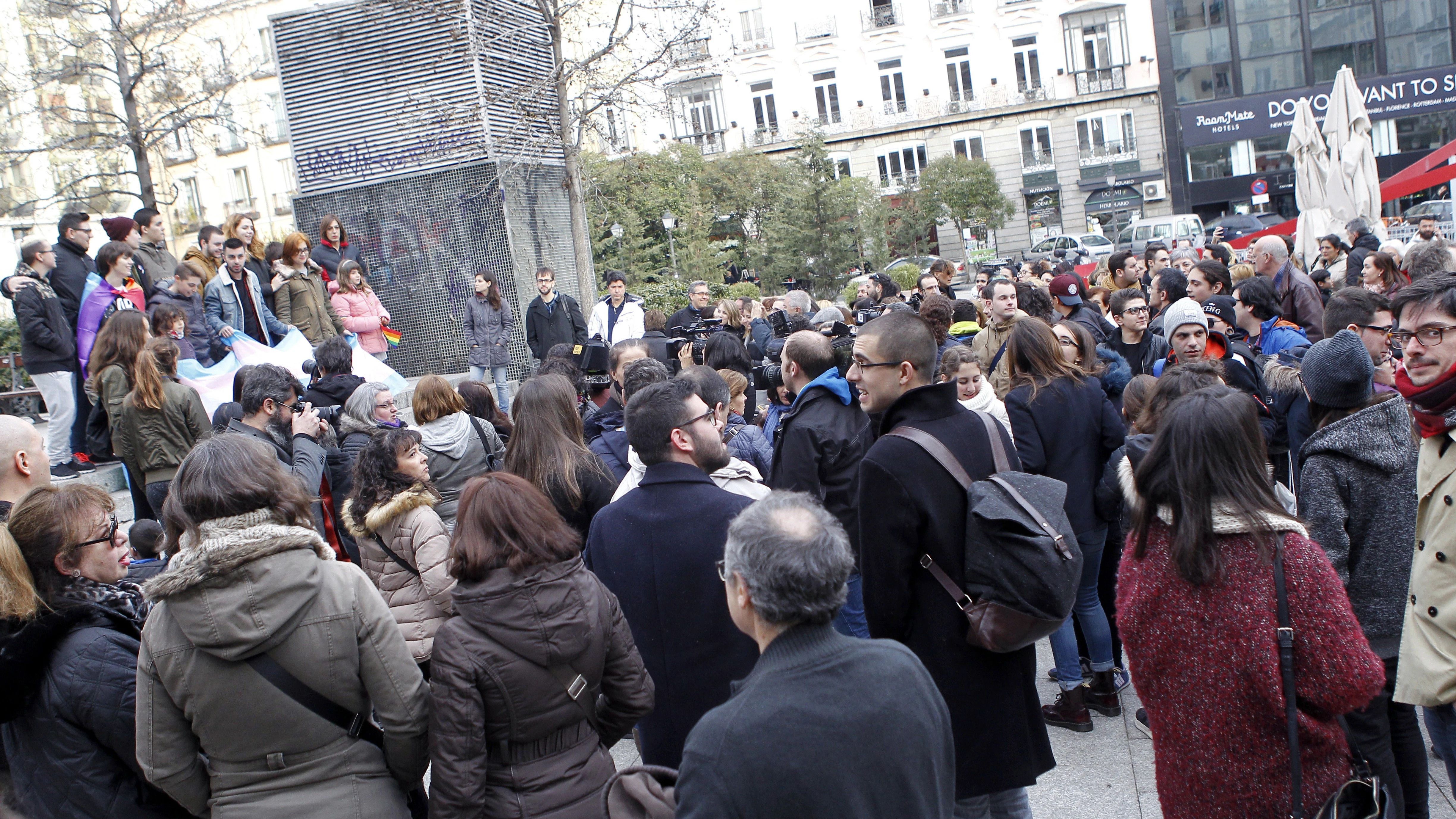 Unas de 200 personas, convocadas por la Fundación Daniela, se han concentrado hoy en la madrileña plaza de Chueca para reivindicar "el derecho a ser de las personas transexuales" y expresar su rechazo a la campaña "transfóbica" impulsada por la plataforma HazteOir