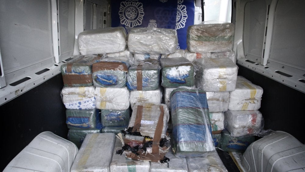 Algunos de los fardos de cocaína incautados en una operación de la Policía Nacional