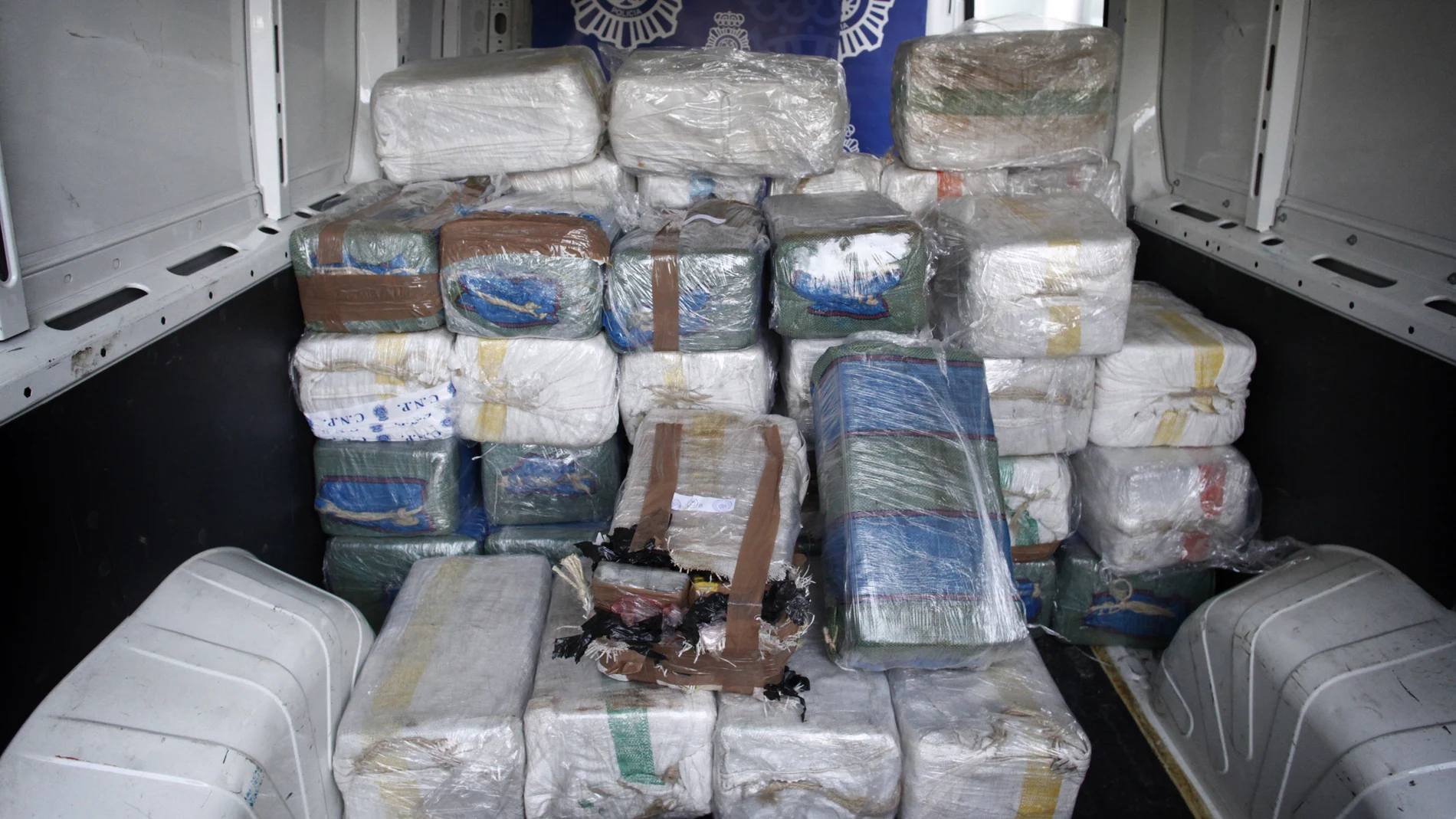 Algunos de los fardos de cocaína incautados en una operación de la Policía Nacional
