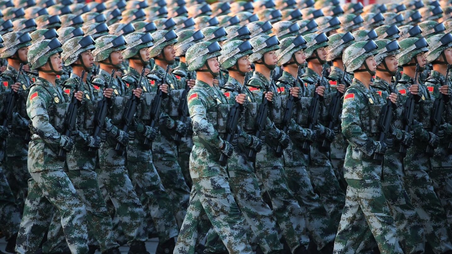 Soldados del Ej&eacute;rcito Chino de Liberaci&oacute;n Popular durante un desfile militar en la plaza Tiananmen en Beijing (China).