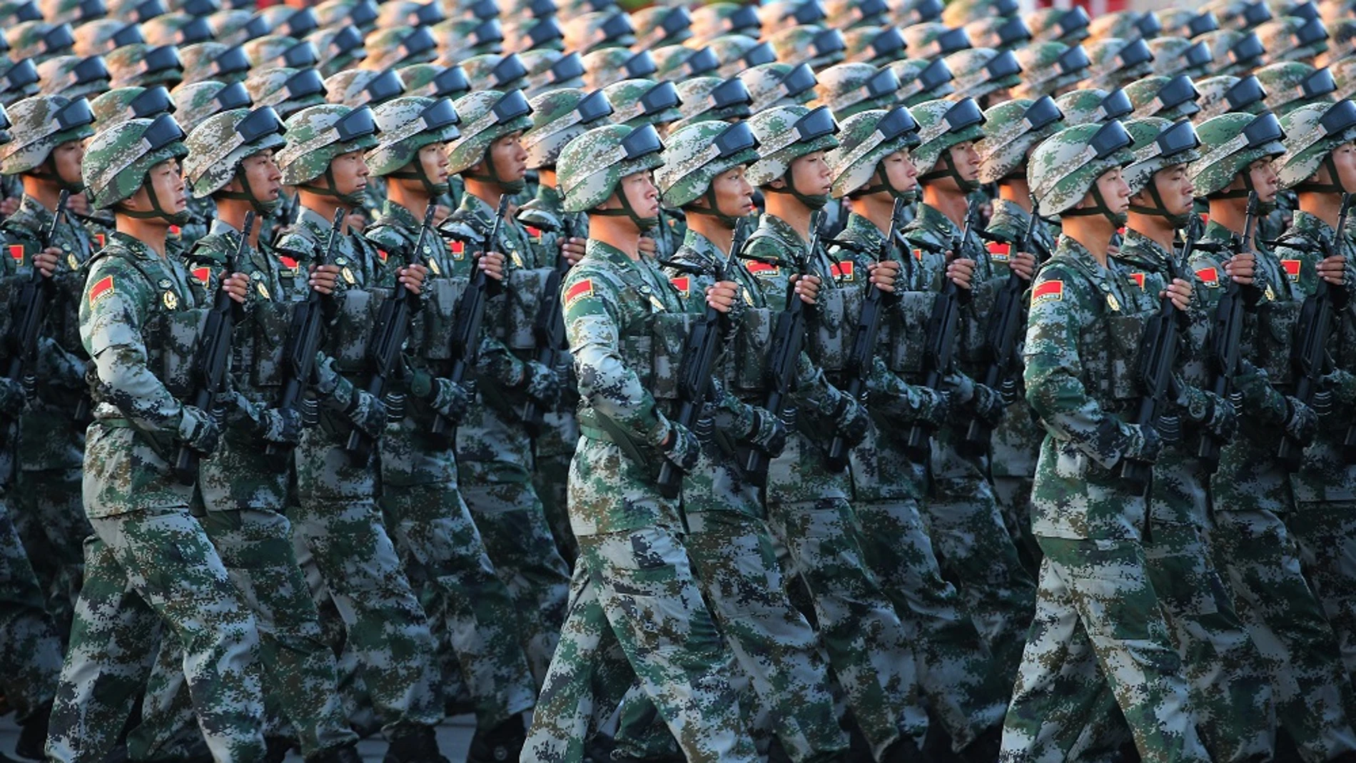Soldados del Ejército Chino de Liberación Popular durante un desfile militar en la plaza Tiananmen en Beijing (China).