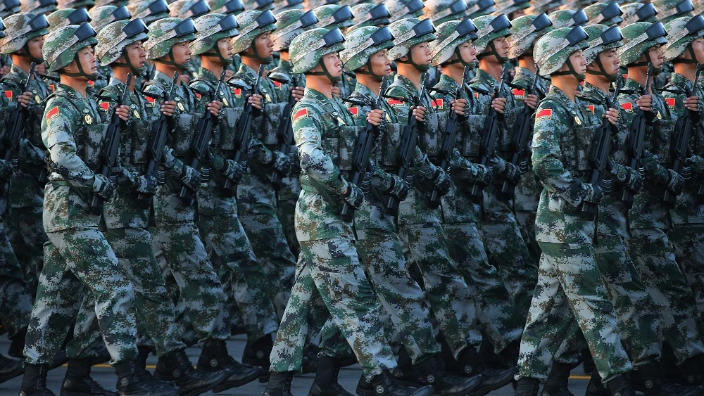Soldados del Ejército Chino de Liberación Popular durante un desfile militar en la plaza Tiananmen en Beijing (China).