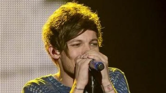 Louis Tomlinson durante un concierto en 2015 Louis Tomlinson durante un concierto en 2015