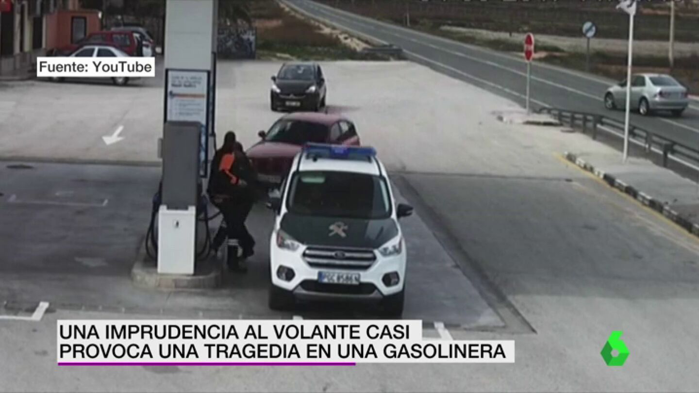  Una imprudencia al volante casi provoca una tragedia en una gasolinera
