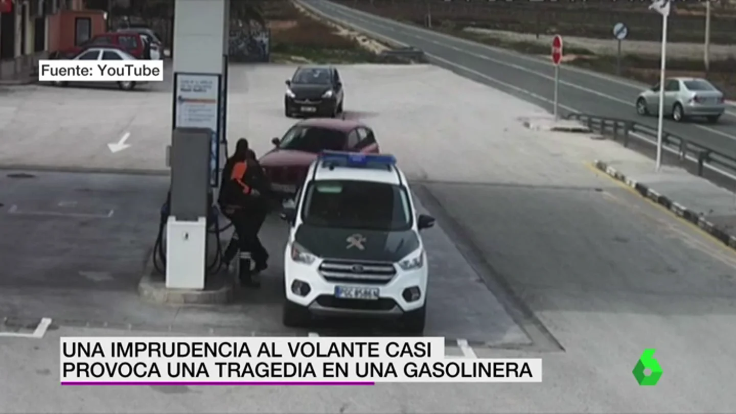 Una imprudencia al volante casi provoca una tragedia en una gasolinera Una imprudencia al volante casi provoca una tragedia en una gasolinera