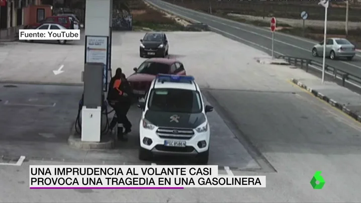 Una imprudencia al volante casi provoca una tragedia en una gasolinera Una imprudencia al volante casi provoca una tragedia en una gasolinera