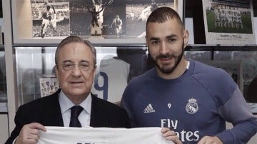 Benzema y Florentino Pérez posando con la camiseta