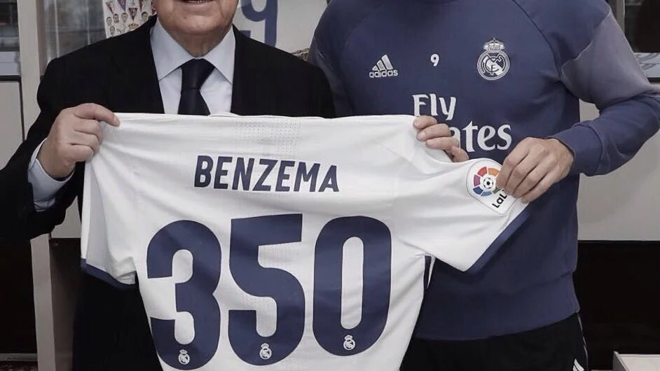 Benzema y Florentino Pérez posando con la camiseta