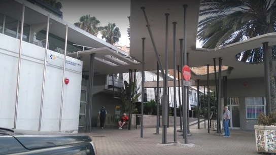 Detienen a un hombre ebrio y armado con cuchillos, un machete y un mazo en un centro de salud Detienen a un hombre ebrio y armado con cuchillos, un machete y un mazo en un centro de salud
