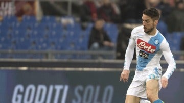 Mertens en un partido con el Nápoles