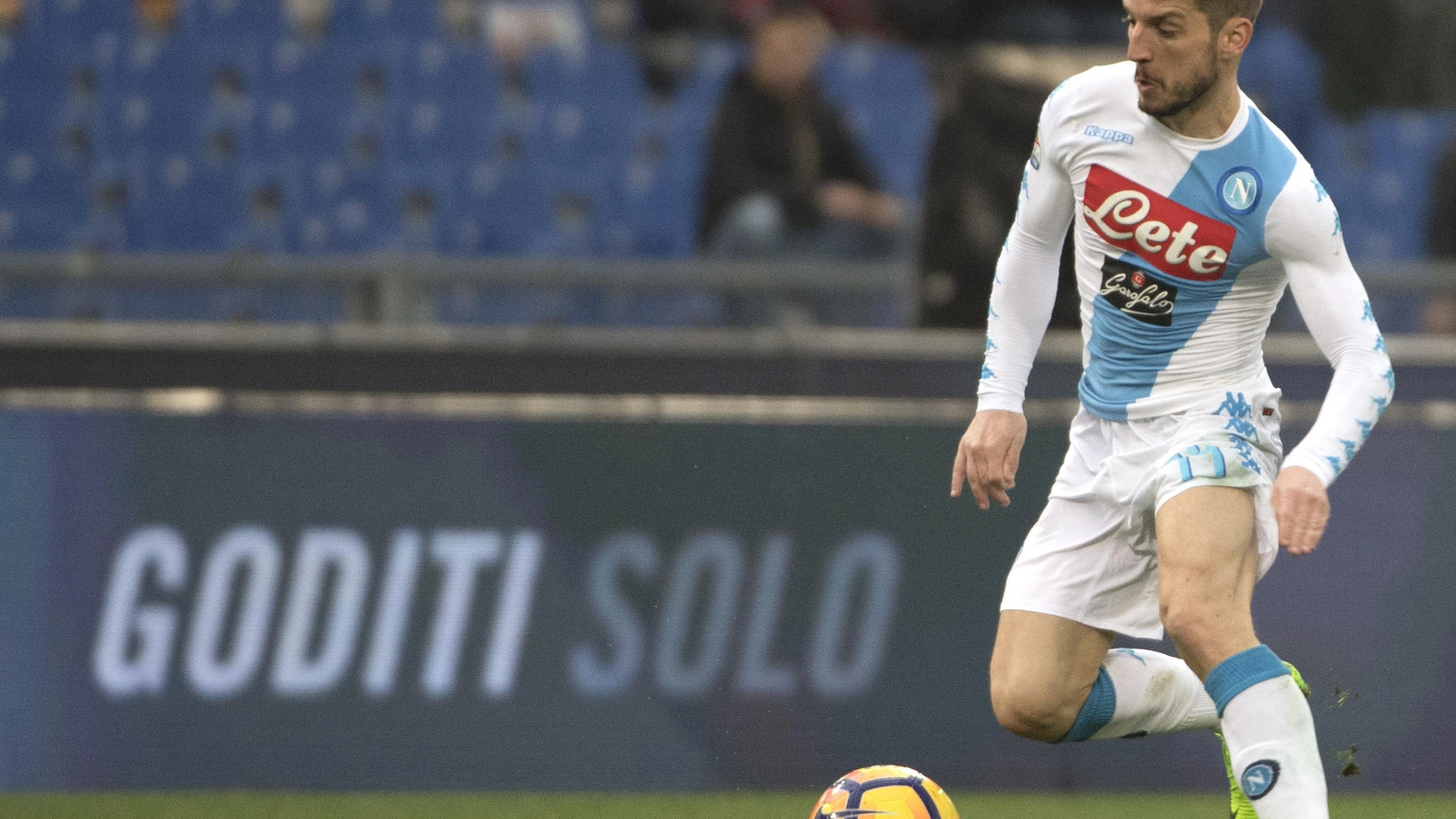 Mertens en un partido con el Nápoles