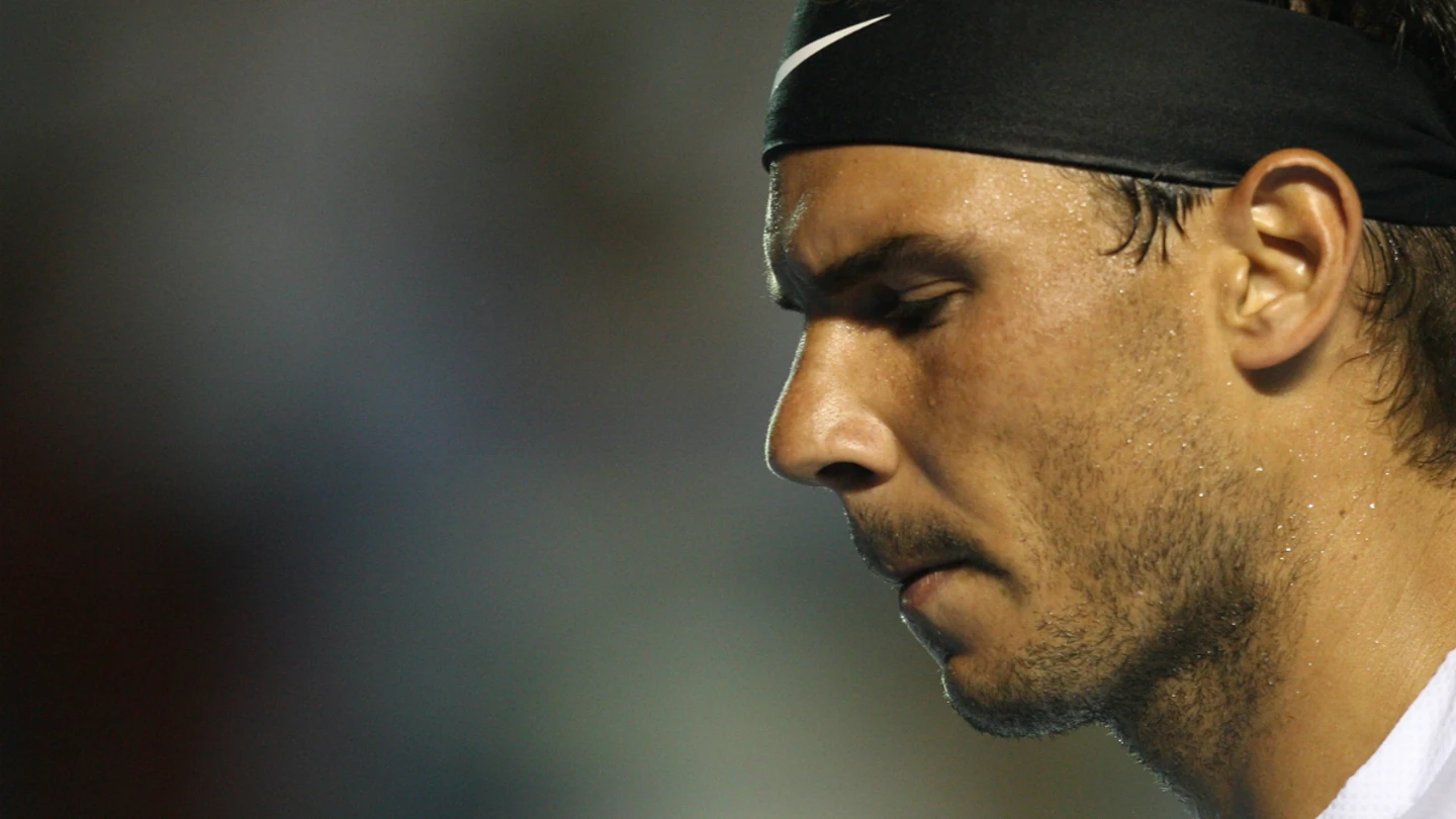 Nadal mira al suelo Nadal mira al suelo