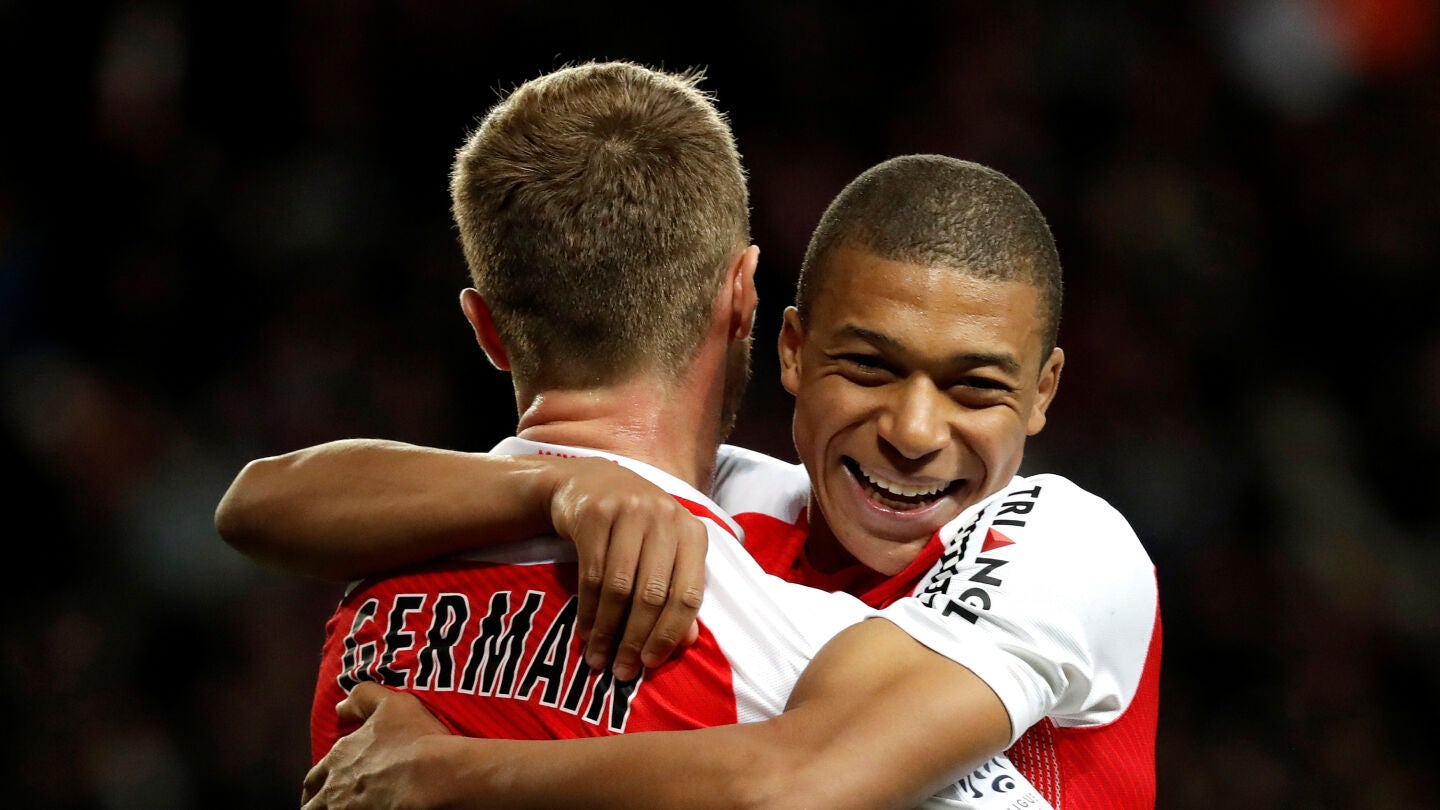Mbapp&eacute; y Germain celebrando un gol