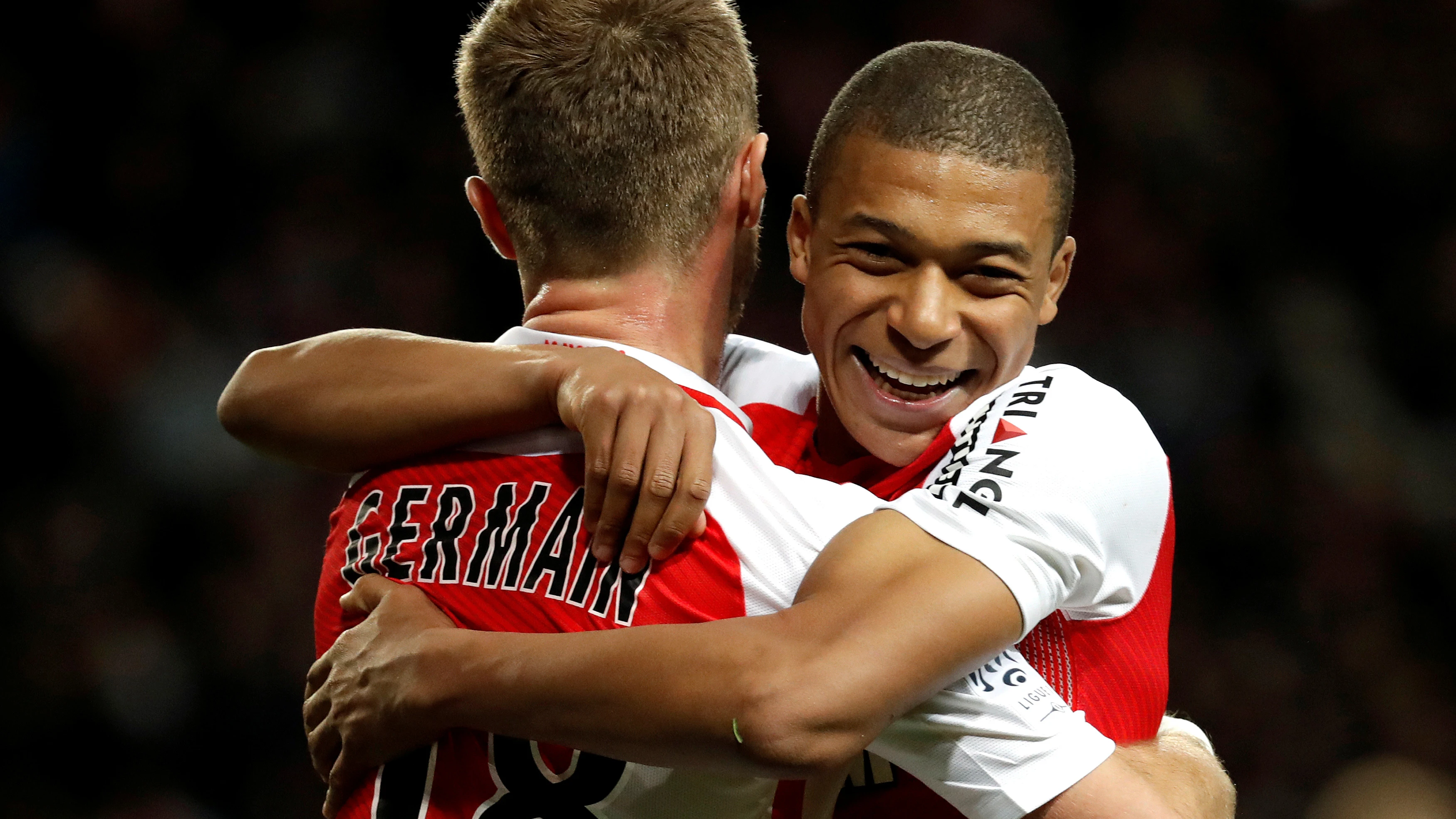 Mbappé y Germain celebrando un gol