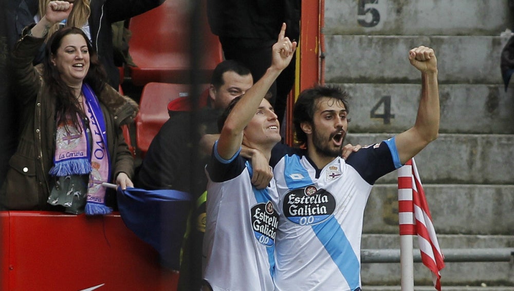 Arribas y Mosquera celebran un gol con el Deportivo
