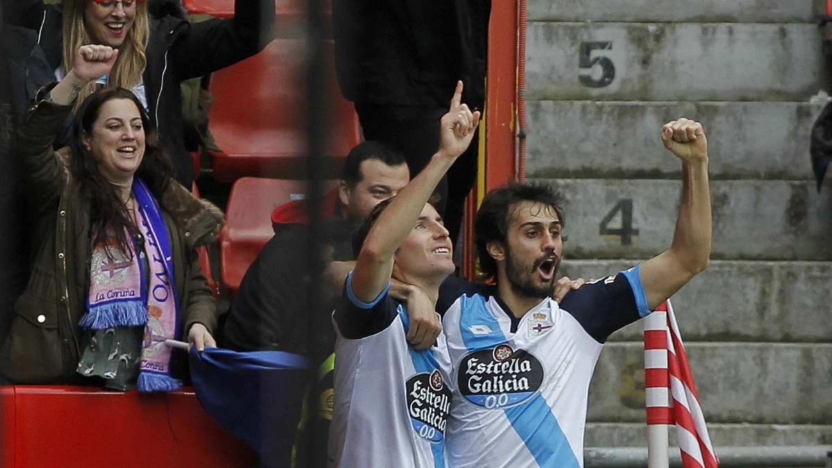 Arribas y Mosquera celebran un gol con el Deportivo