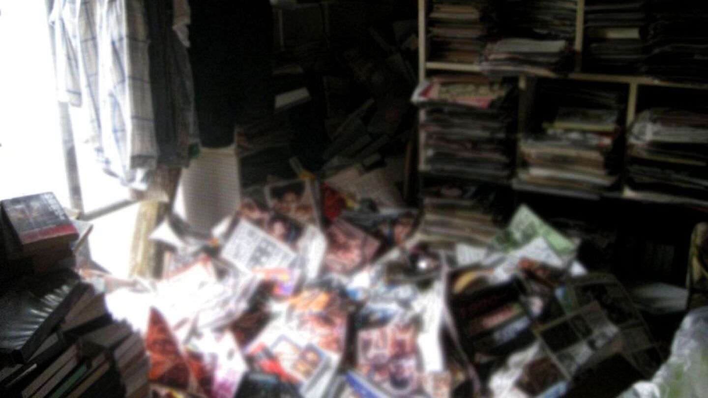 Un hombre muere aplastado tras caerle seis toneladas de sus revistas porno