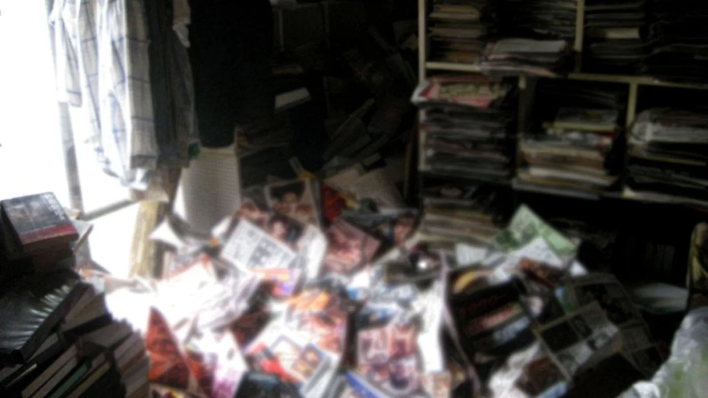 Un hombre muere aplastado tras caerle seis toneladas de sus revistas porno Un hombre muere aplastado tras caerle seis toneladas de sus revistas porno