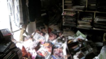 Un hombre muere aplastado tras caerle seis toneladas de sus revistas porno