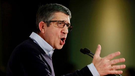 El aspirante a secretario general del PSOE, Patxi López, durante su intervención en un encuentro con militantes socialistas celebrado hoy en San Sebastián El aspirante a secretario general del PSOE, Patxi López, durante su intervención en un encuentro con militantes socialistas celebrado hoy en San Sebastián