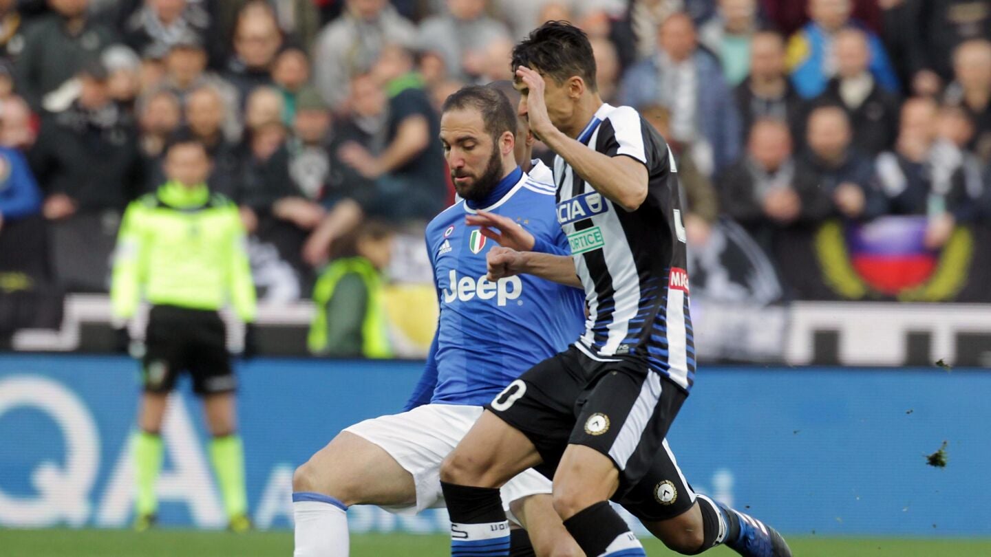 Higua&iacute;n luchando por un bal&oacute;n