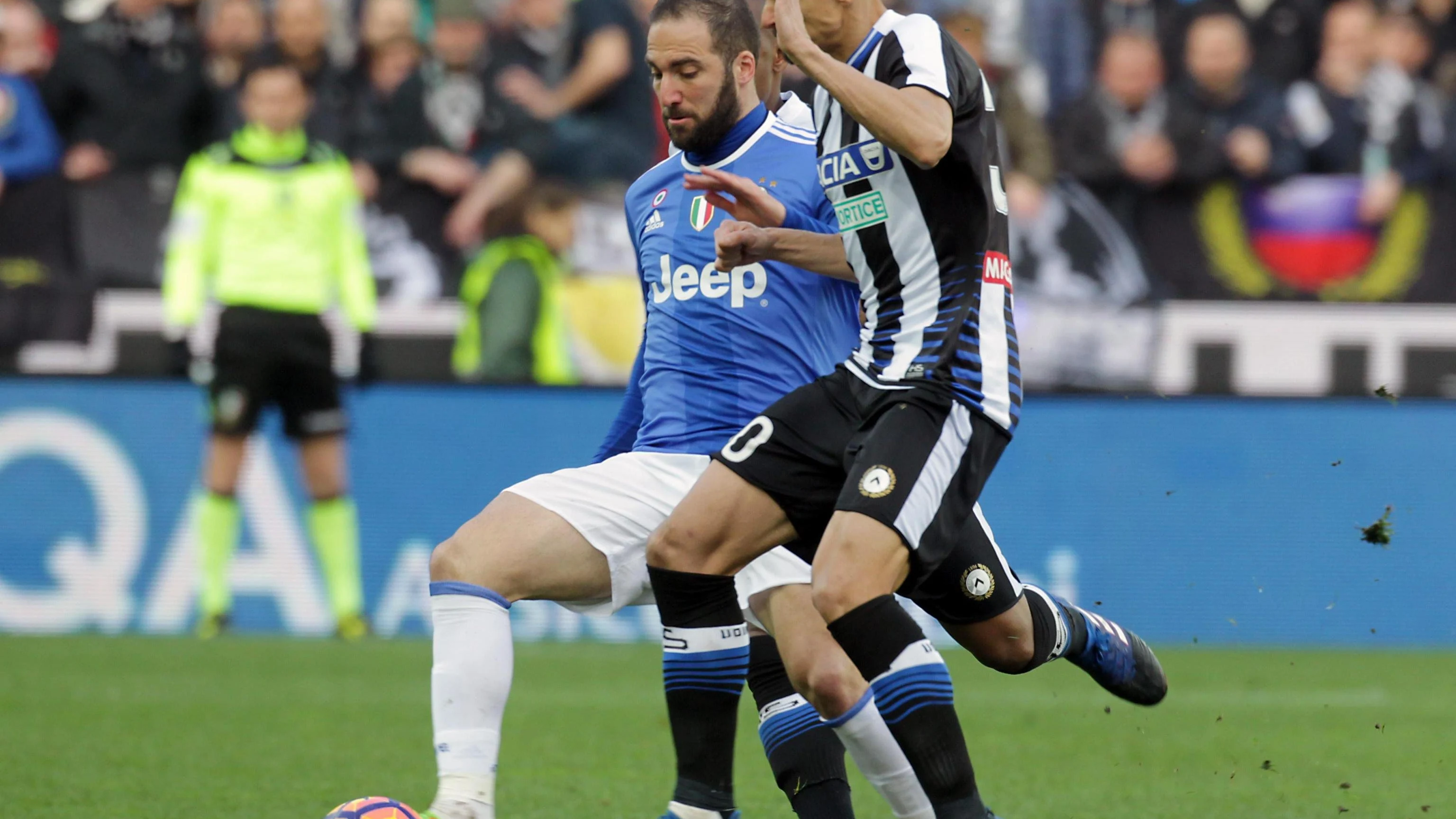 Higuaín luchando por un balón