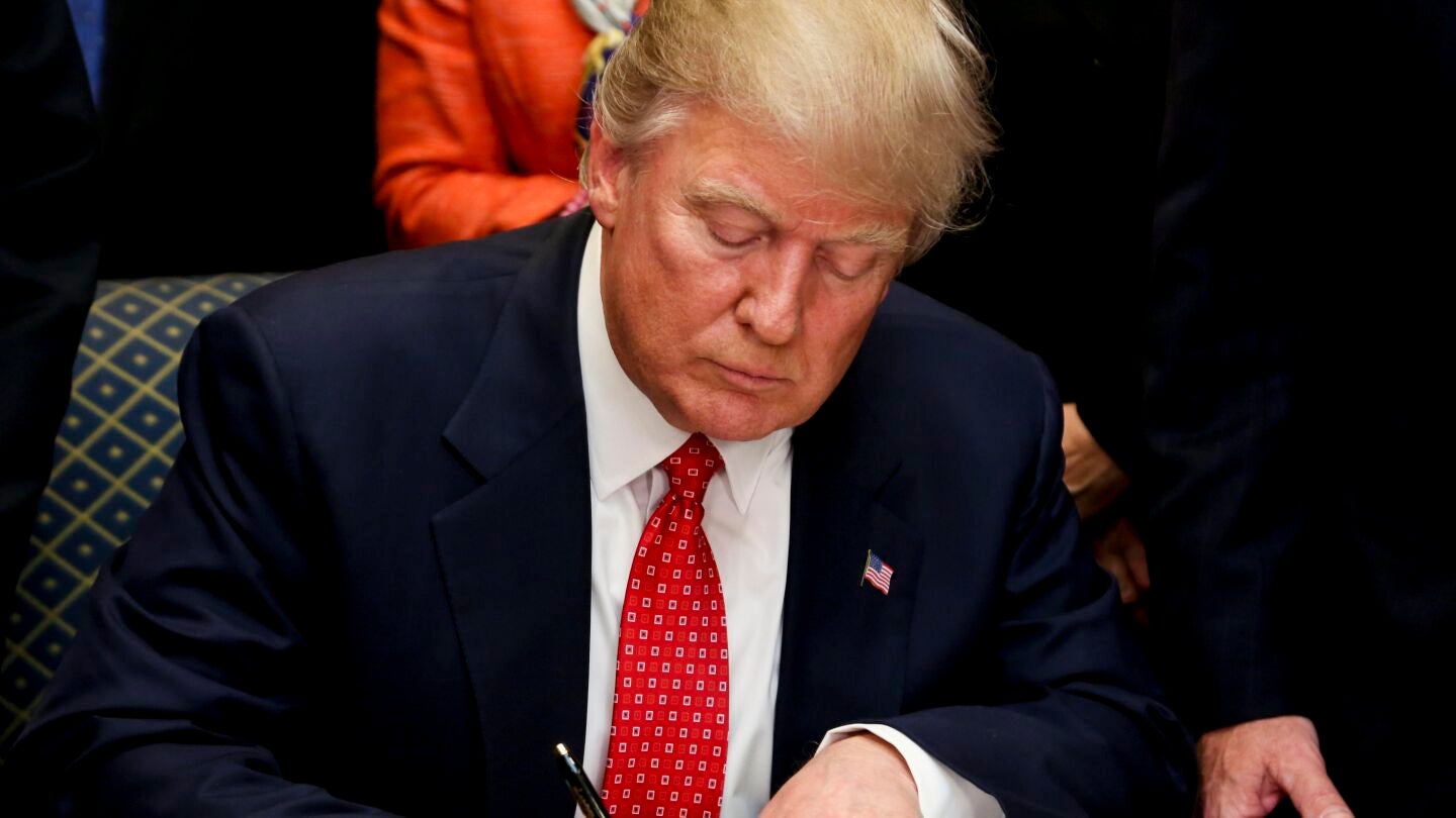 Trump firmando una orden ejecutiva