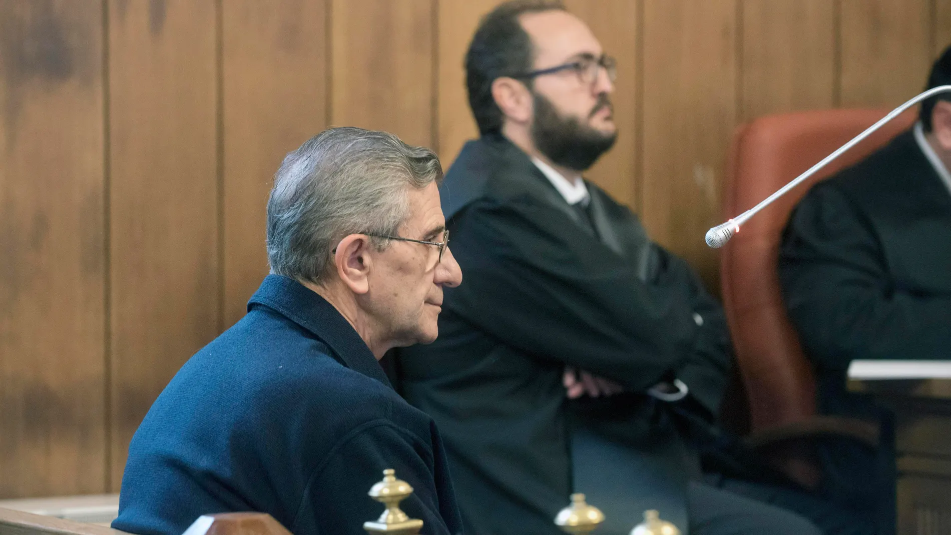 El padre Román sentado en el banquillo de acusados de la Audiencia de Granada