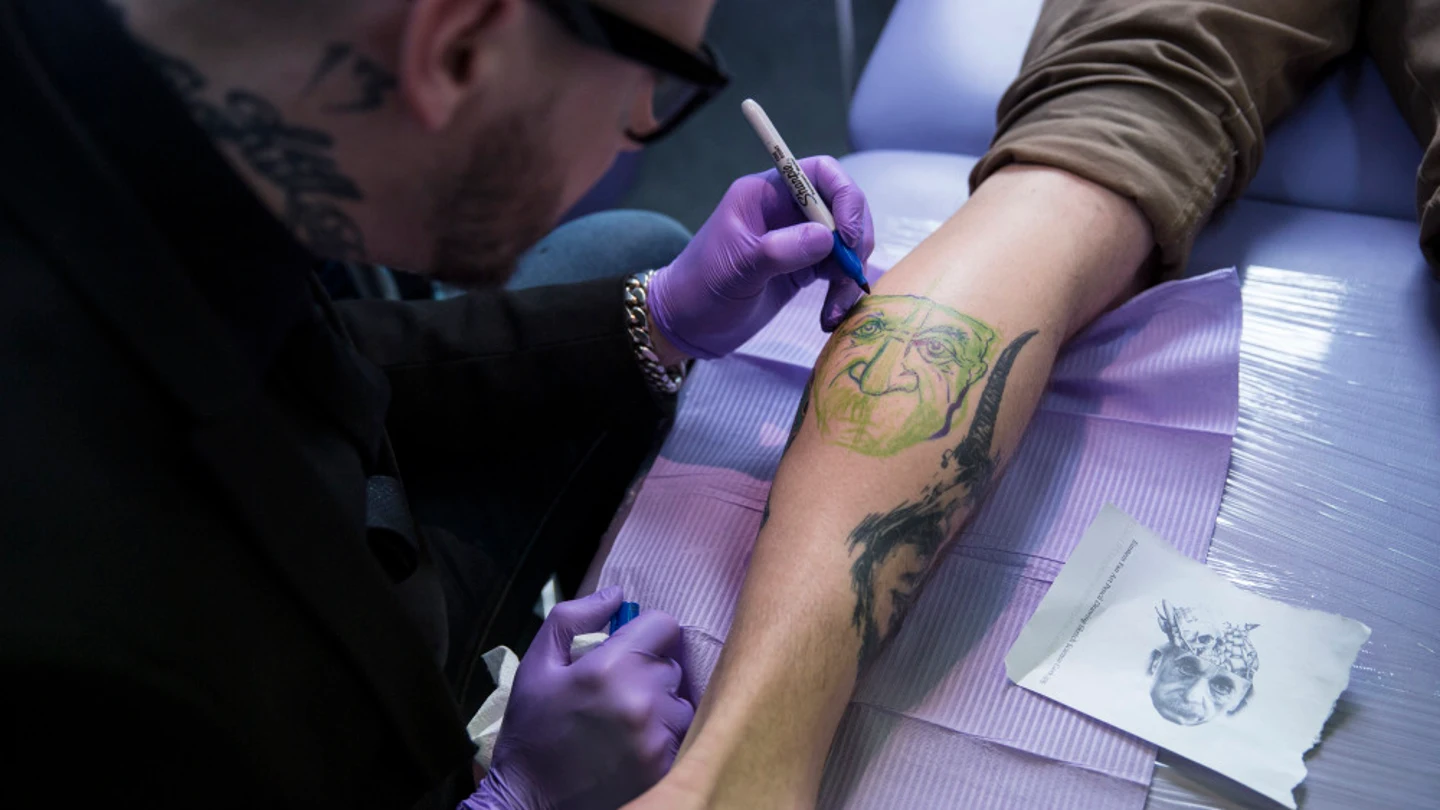 Un tatuador en pleno proceso creativo Un tatuador en pleno proceso creativo