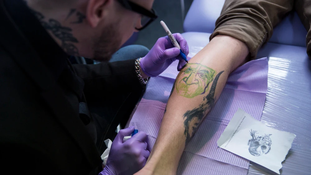 Un tatuador en pleno proceso creativo